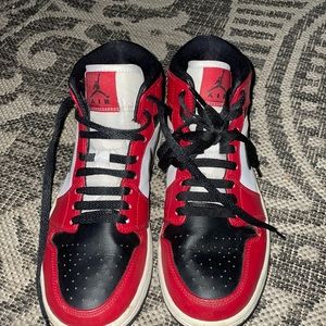 Jordan 1 mids Chicago black size 8